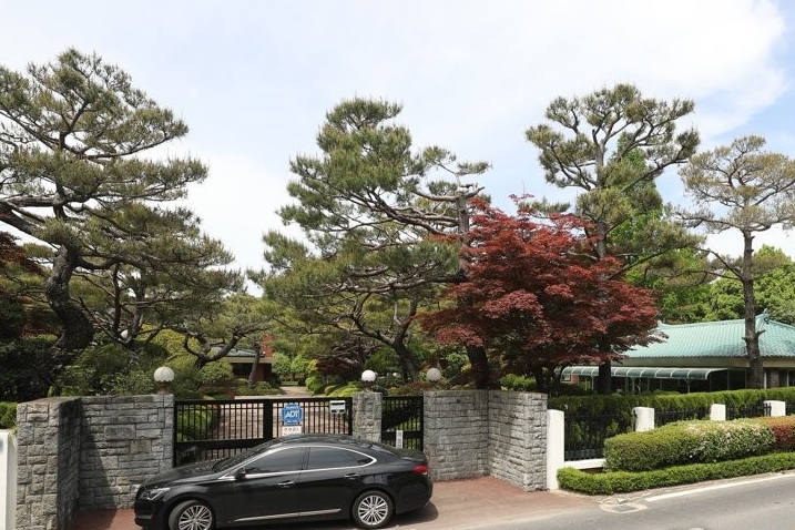 롯데지주, '<a href='https://www.businesspost.co.kr/BP?command=article_view&num=60220' class='human_link' style='text-decoration:underline' target='_blank'>신격호</a> 별장 국유지 불법사용' 논란에 "원상복구 협조"