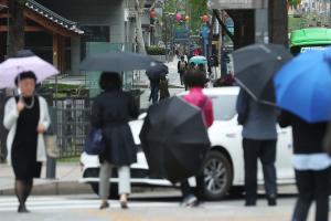 주말과 휴일 전국 흐리고 곳에 따라 비, 수도권은 더워 