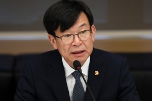 김상조, '재계 저승사자'에서 기업에 안심 주는 유연한 관료로 변신 