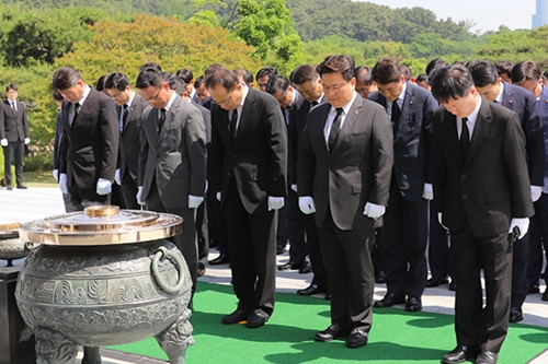 옥경석 이성수, 현충일 앞두고 한화 방산계열사 현충원 합동참배