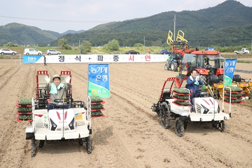 김병원 김영록, 농협 밭농사 농작업 대행 확산 위한 직접 시연 