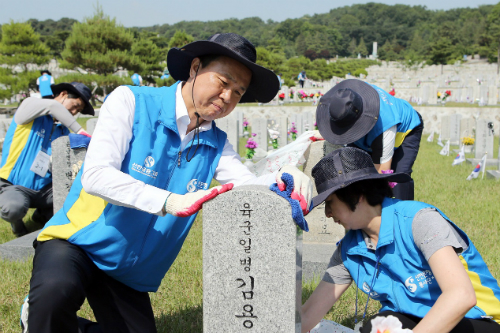 진옥동, 신한은행 임직원들과 호국보훈의 달 맞아 현충원 봉사활동