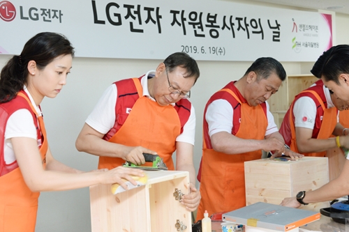 <a href='https://www.businesspost.co.kr/BP?command=article_view&num=121024' class='human_link' style='text-decoration:underline' target='_blank'>조성진</a>, LG전자 노조위원장 및 임직원과 장애인 돕는 봉사활동 