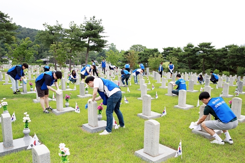 한진 신입사원 30명, 국립현충원에서 묘역 정화 봉사활동