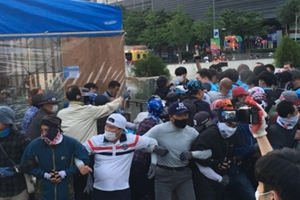 서울시 광화문 농성천막 새벽에 강제철거, 대한애국당 격렬 저항