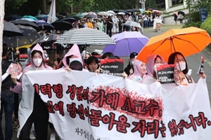 서울대와 성신여대에서 교수의 성추행 '솜방망이 징계'에 학생들 반발 