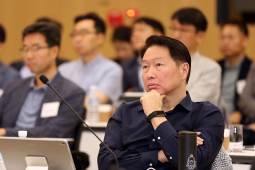 <a href='https://www.businesspost.co.kr/BP?command=article_view&num=337844' class='human_link' style='text-decoration:underline' target='_blank'>최태원</a>, SK CEO에 “구성원 행복에 얼마나 기여했는지가 평가기준”