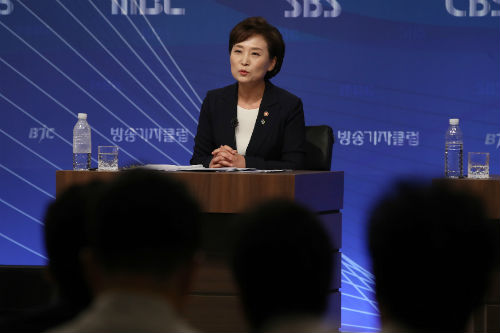 김현미 "부동산시장 과열되면 준비한 정책 즉각 시행"