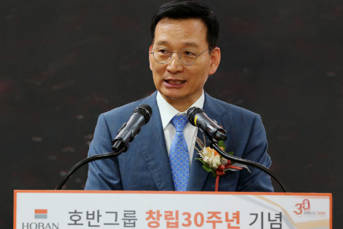 <a href='https://www.businesspost.co.kr/BP?command=article_view&num=311418' class='human_link' style='text-decoration:underline' target='_blank'>김상열</a>, 호반그룹 창립 30돌 기념식에서 “새 30년 향한 제2의 출발”