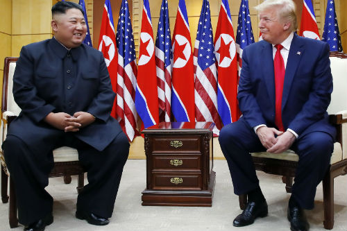 트럼프 오산 공군기지 통해 귀국, “김정은과 만남은 역사적 순간”