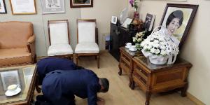 문재인, 귀국 뒤 이희호 동교동 사저 찾아 