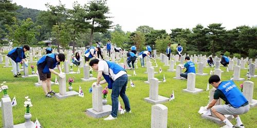 한진 신입사원 30명, 국립현충원에서 묘역 정화 봉사활동