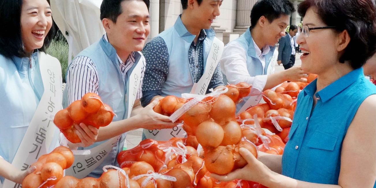 현대백화점그룹, 공급과잉 양파와 감자 소비 촉진 위해 '무한담기' 행사 