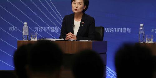 김현미 "부동산시장 과열되면 준비한 정책 즉각 시행"