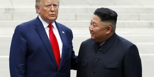 CNN “트럼프, 판문점에서 김정은 만나 백악관 방문 요청”