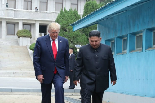 북한매체 “북한과 미국 정상이 분단 상징 판문점에서 역사적 악수”