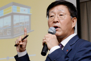 김성영, 정용진의 ‘초저가전략’으로 이마트24 적자 끝내기 전력투구 