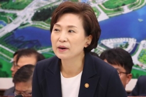 김현미 “민간택지 아파트에도 분양가 상한제 도입 검토해야”