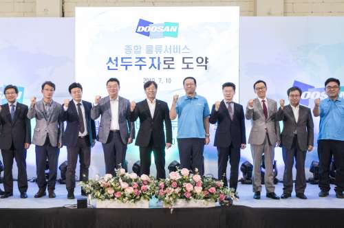 두산 종합물류 선두도약 선포식, <a href='https://www.businesspost.co.kr/BP?command=article_view&num=198706' class='human_link' style='text-decoration:underline' target='_blank'>동현수</a> “글로벌기업으로 성장”