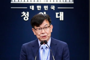 문재인 “최저임금 1만 원 공약 지키지 못해 안타깝고 송구스럽다” 
