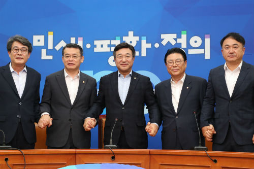 <a href='https://www.businesspost.co.kr/BP?command=article_view&num=266670' class='human_link' style='text-decoration:underline' target='_blank'>문재인</a>과 여야 5당 대표, 청와대에서 18일 만나 일본 수출규제 논의