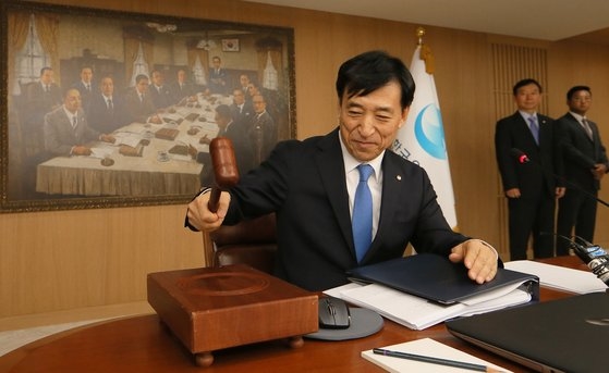한국은행 금리 0.25%포인트 전격 인하, 경기둔화에 선제적 대응 