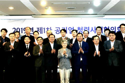 <a href='https://www.businesspost.co.kr/BP?command=article_view&num=170146' class='human_link' style='text-decoration:underline' target='_blank'>김종갑</a>, 한국전력 포함 공기업 36곳 모아 ‘공기업 청렴사회협약’ 맺어