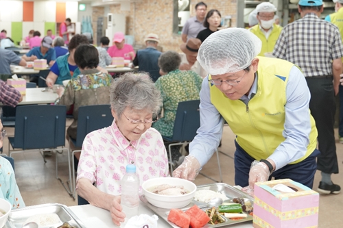 김광수, NH농협금융지주 임직원과 어르신에게 삼계탕 봉사  