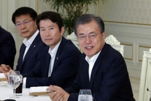 문재인, 민주당 원내대표단에게 추경 처리와 일본 대응의 협력 요청
