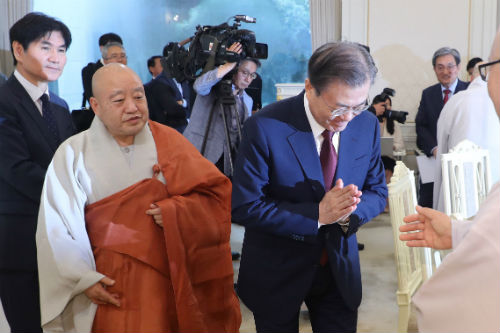 문재인, 불교계 만나 “국민 마음 하나로 모으기 쉽지 않다”