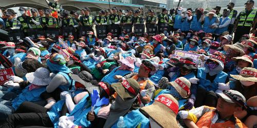 톨게이트 수납원, 도로공사 직접고용 요구하며 고속도로 점거시위