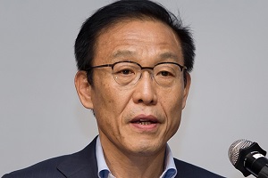 <a href='https://www.businesspost.co.kr/BP?command=article_view&num=214003' class='human_link' style='text-decoration:underline' target='_blank'>김기남</a> "삼성전자의 시스템반도체 인수합병 모든 가능성 열어둬" 