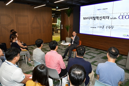 <a href='https://www.businesspost.co.kr/BP?command=article_view&num=106176' class='human_link' style='text-decoration:underline' target='_blank'>이대훈</a>, NH농협은행 혁신리더에게 "디지털문화 촉진제 역할해야"