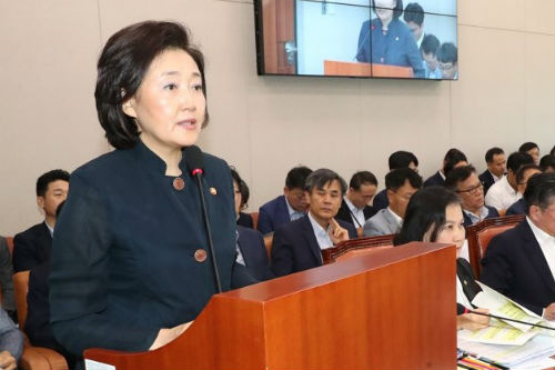 박영선 “반도체 핵심소재 고순도 불화수소 연말까지 국산화 가능”