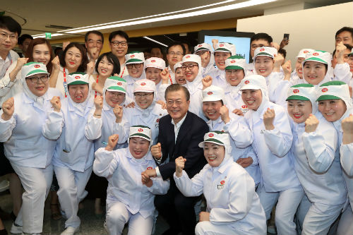 문재인, 전라북도 익산 하림 본사 방문해 "균형발전에 모범" 격려