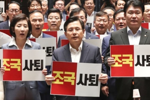조국 놓고 여야 전면전, 한국당 ‘문재인 책임론’에 민주당 ‘가짜뉴스’ 