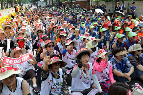 국립대병원 비정규직, 정규직으로 직접고용 요구하며 총파업 들어가 