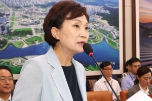 김현미 “부동산시장 과열되면 더 강한 대책 내놓겠다”