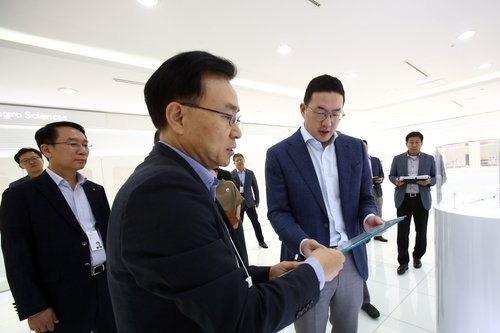 구광모, LG화학 연구소 찾아 "핵심소재와 부품의 경쟁력이 성장동력" 