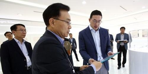 구광모, LG화학 연구소 찾아 