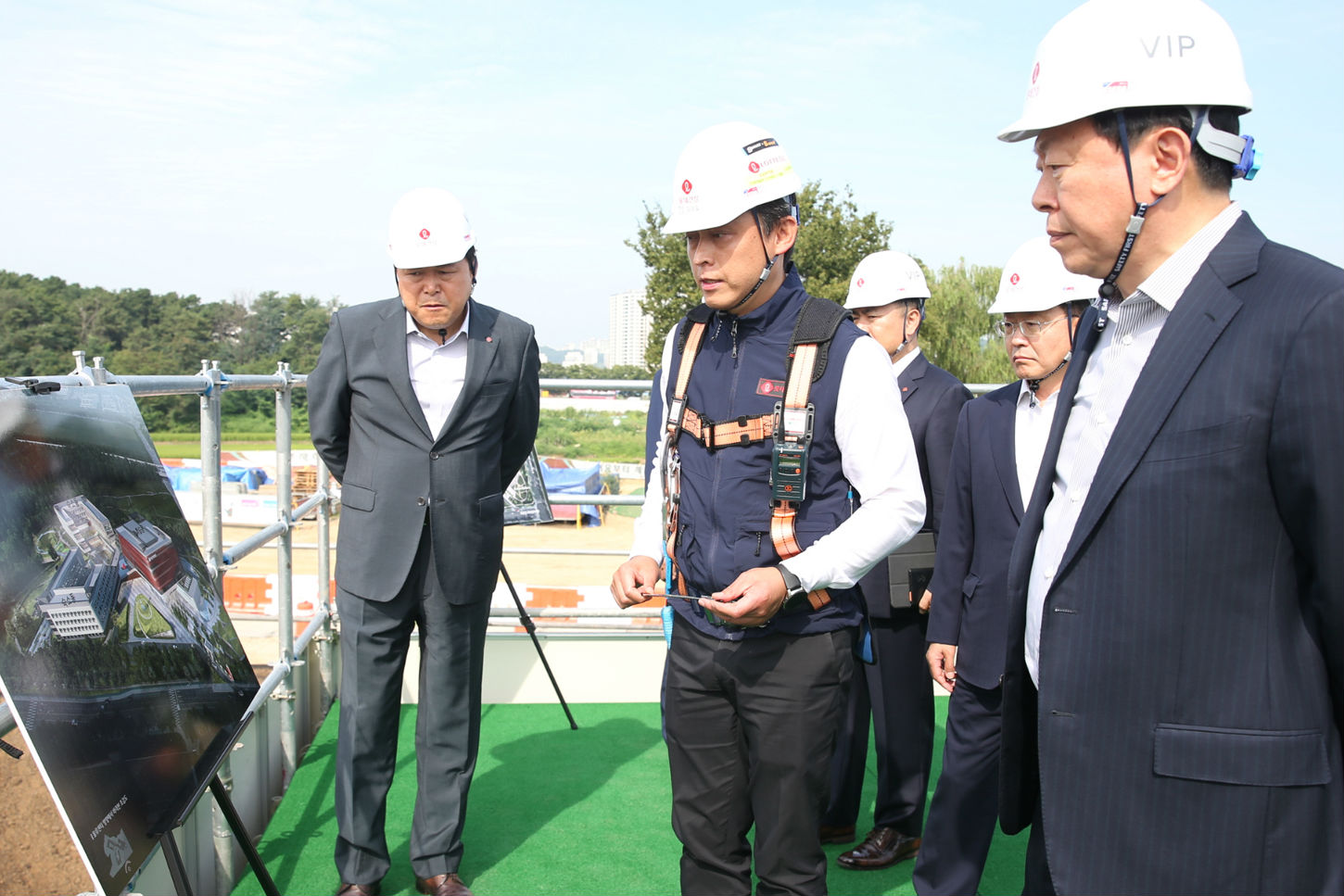 신동빈, 롯데 디지털전환 독려하며 첨단기술 인재육성에 강한 의지 