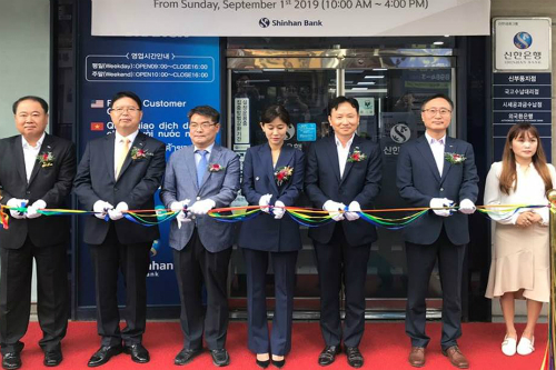신한은행, 천안에 외국인 노동자 위한 특화점포 5번째로 열어 