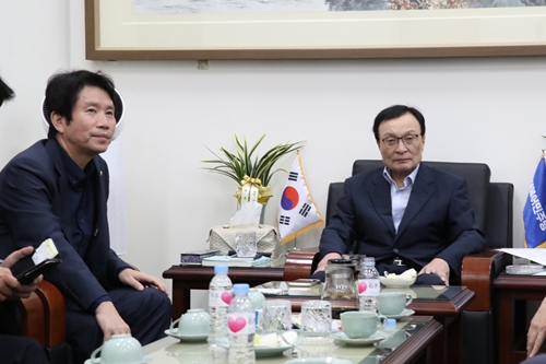 민주당 “조국 임명해야”, 한국당 “조국 임명은 정권 종말의 시작”