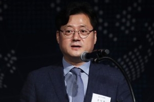 민주당 “<a href='https://www.businesspost.co.kr/BP?command=article_view&num=346987' class='human_link' style='text-decoration:underline' target='_blank'>조국</a> 임명 환영, 사법개혁 흔들림 없이 추진되길 기대”