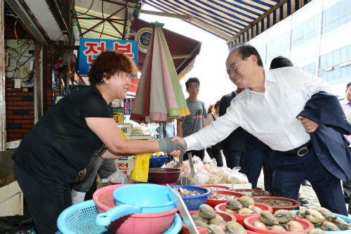 오거돈 “내년 지역화폐 1조 발행해 부산 서민경제 살리겠다”