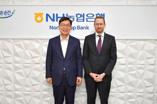 <a href='https://www.businesspost.co.kr/BP?command=article_view&num=106176' class='human_link' style='text-decoration:underline' target='_blank'>이대훈</a>, 호주 무역대표부와 NH농협은행의 호주 진출 논의
