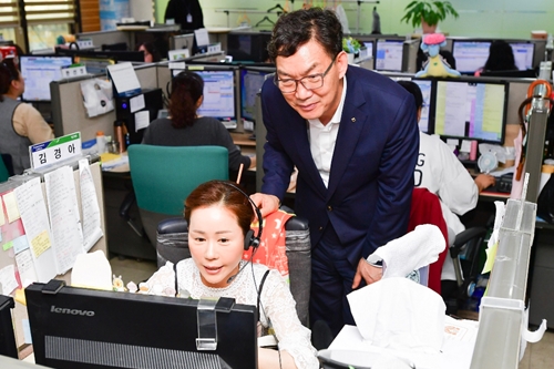 <a href='https://www.businesspost.co.kr/BP?command=article_view&num=106176' class='human_link' style='text-decoration:underline' target='_blank'>이대훈</a>, NH농협은행 고객센터 찾아 추석연휴 비상대응체계 점검