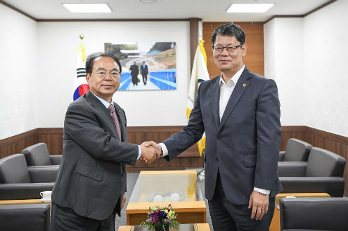 오거돈, 김연철 만나 부산 '한-아세안 정상회의'에 김정은 초청 제안