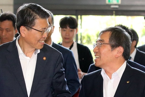 은성수 윤석헌 '소통' 한 목소리, 금융위 금감원 관계회복 서로 필요  