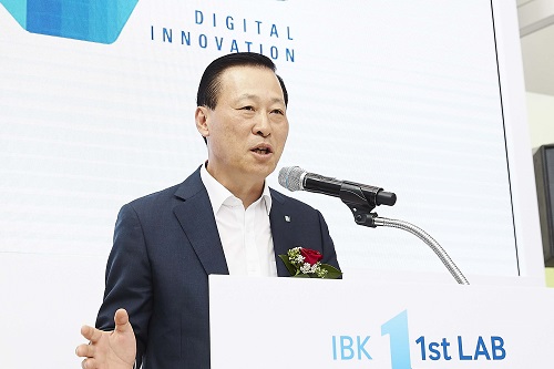 IBK기업은행 핀테크기업의 사업화 지원, <a href='https://www.businesspost.co.kr/BP?command=article_view&num=115638' class='human_link' style='text-decoration:underline' target='_blank'>김도진</a> “혁신의 주체 되겠다”